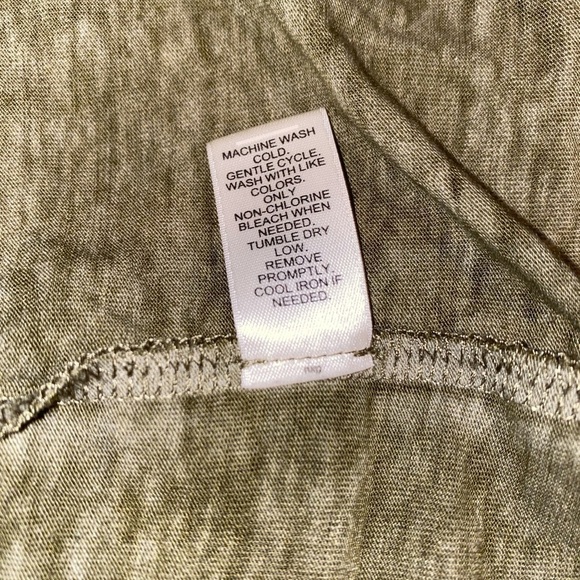 C est. 1946 Women Dark Green V-Neck Short Sleeves Tee Shirt Medium Casual - Picture 5 of 5